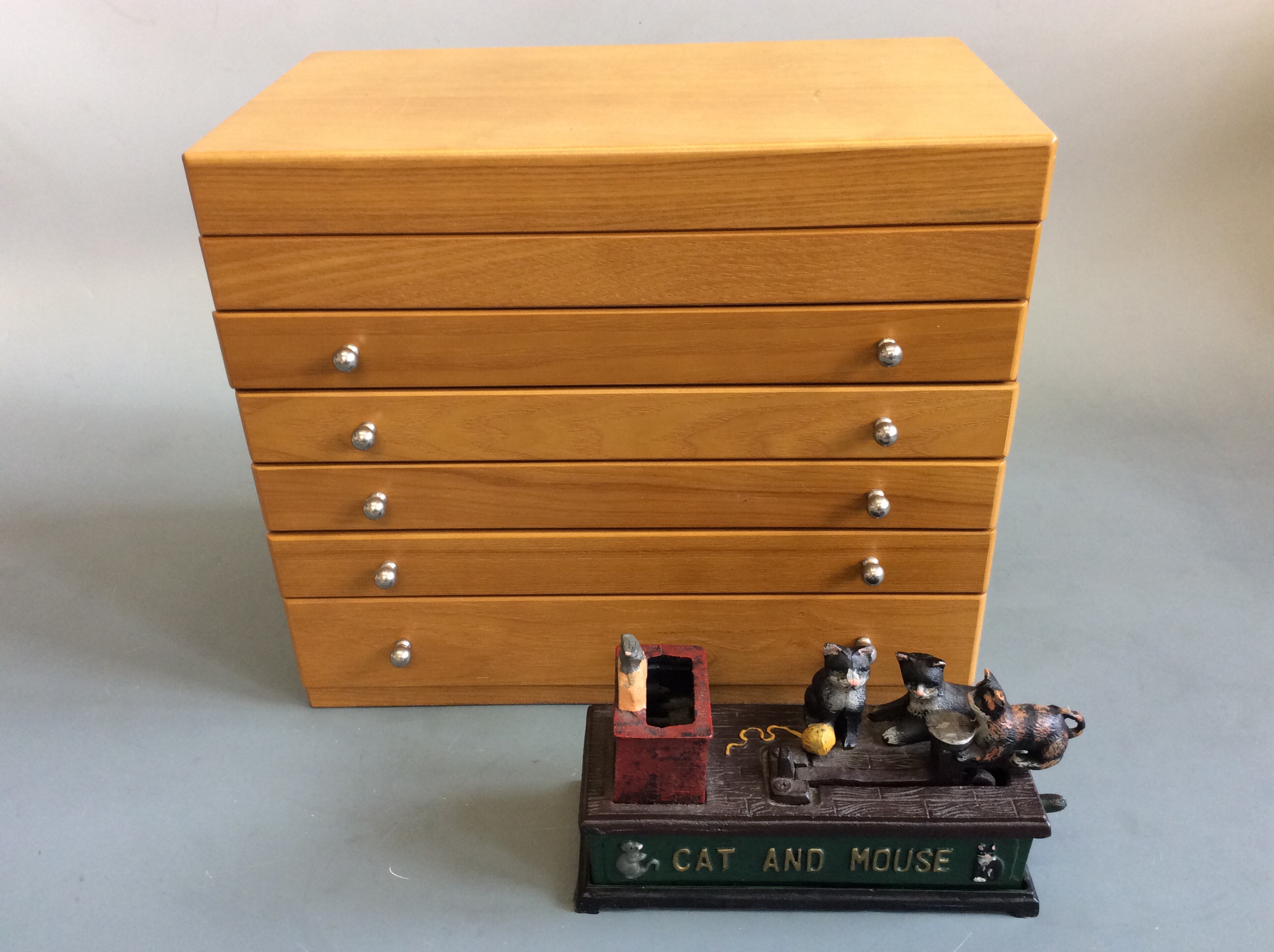 An oak multi drawer jewellery box with a reproduction novelty cat and mouse money box. IMPORTANT: