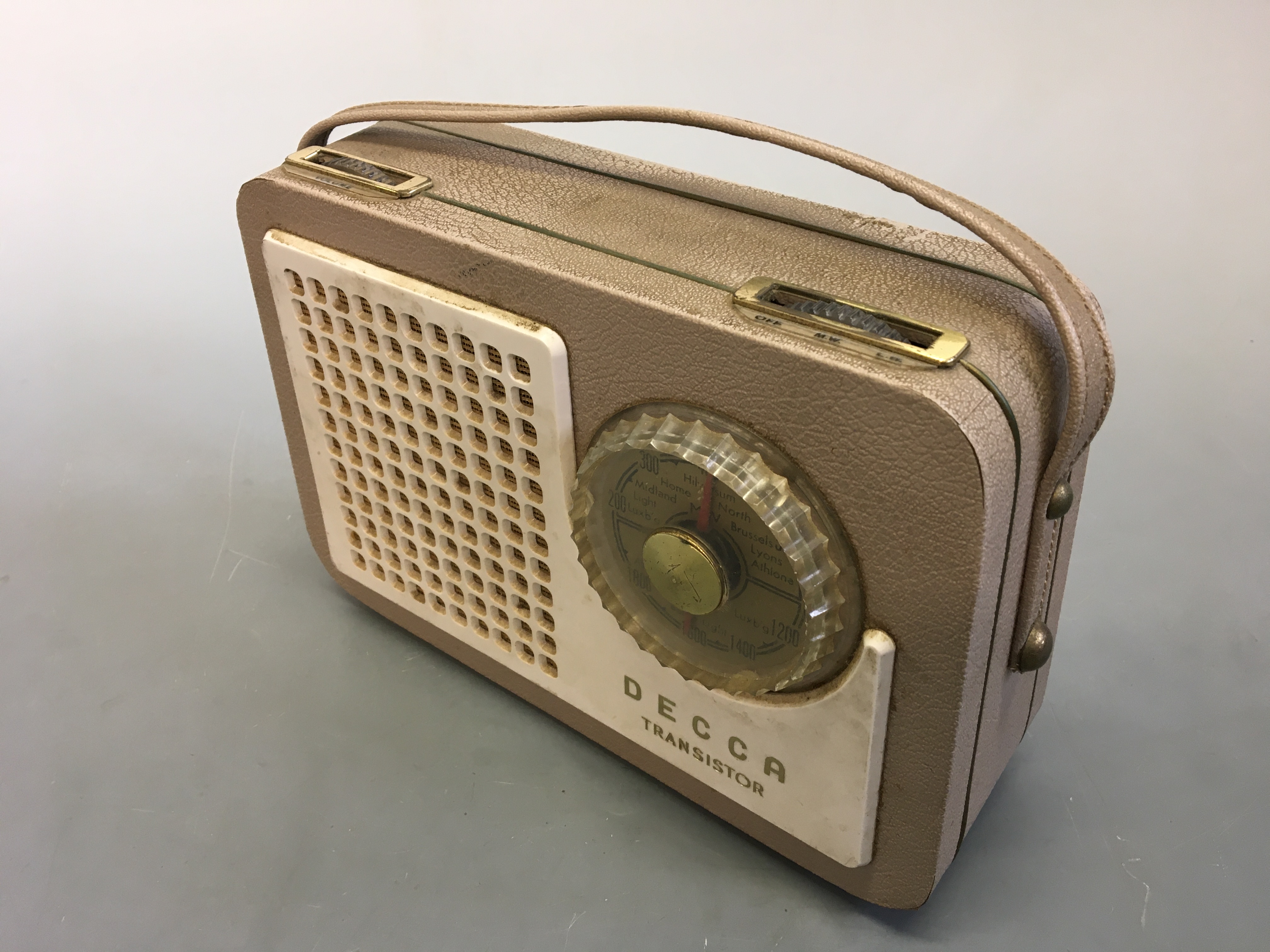 Five radios including blue KB Transistor, two black Roberts, Skymaster and beige Decca Transistor. - Image 9 of 11