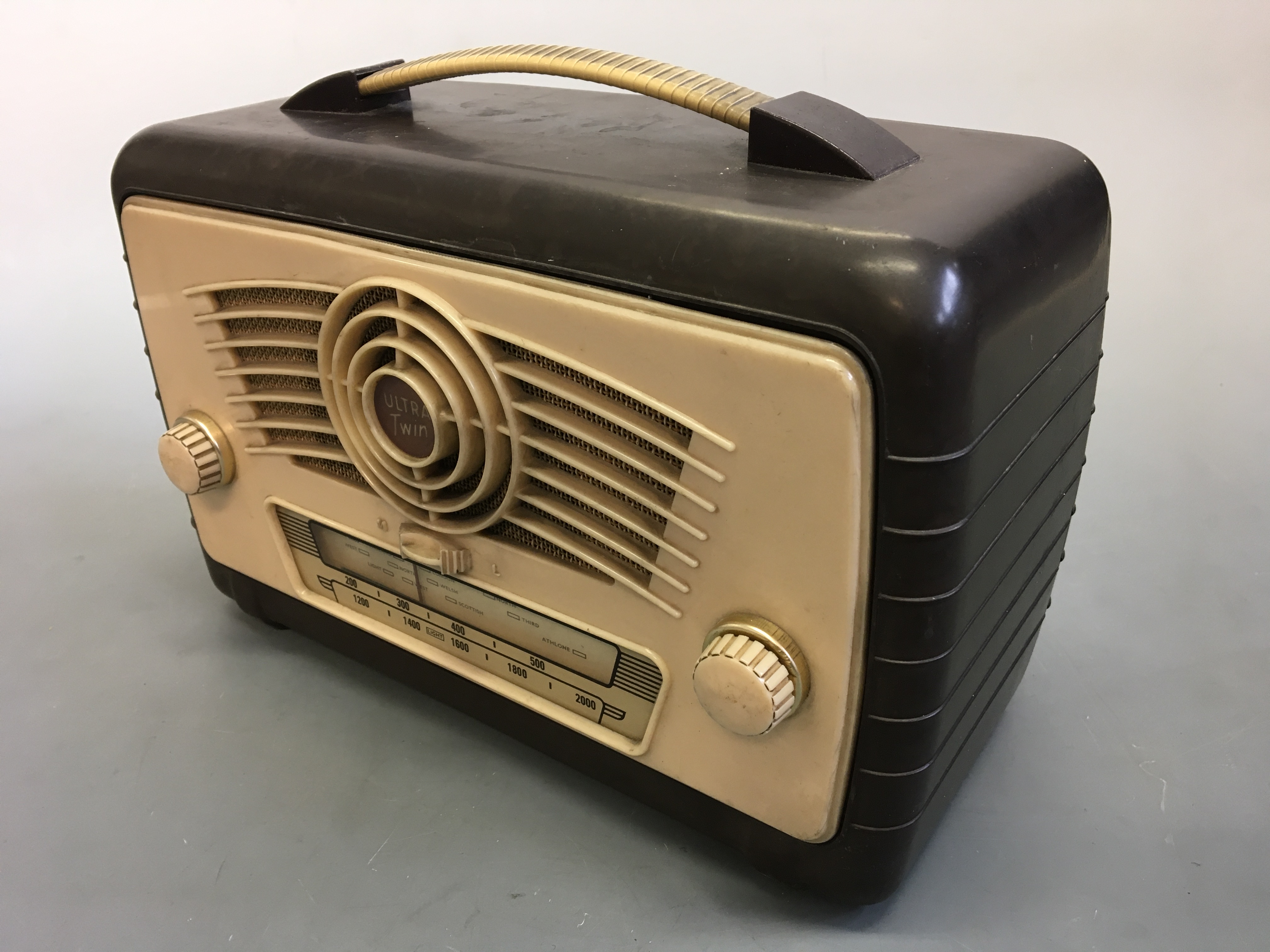 An Ultra Twin cream and brown Bakelite radio. IMPORTANT: Online viewing and bidding only. No in - Image 4 of 4