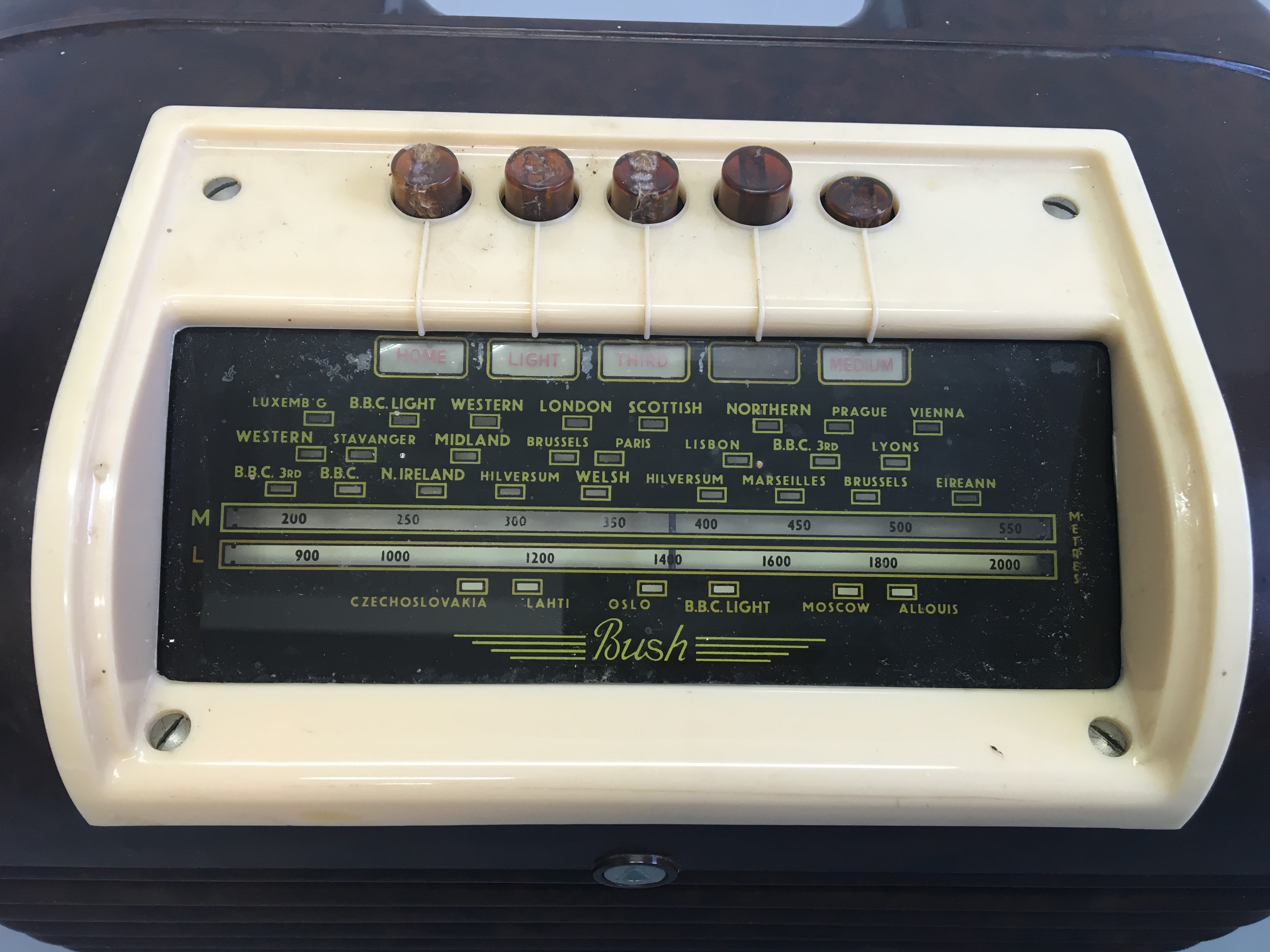 A Bush type DAC 10 brown Bakelite radio. IMPORTANT: Online viewing and bidding only. No in person - Image 8 of 8