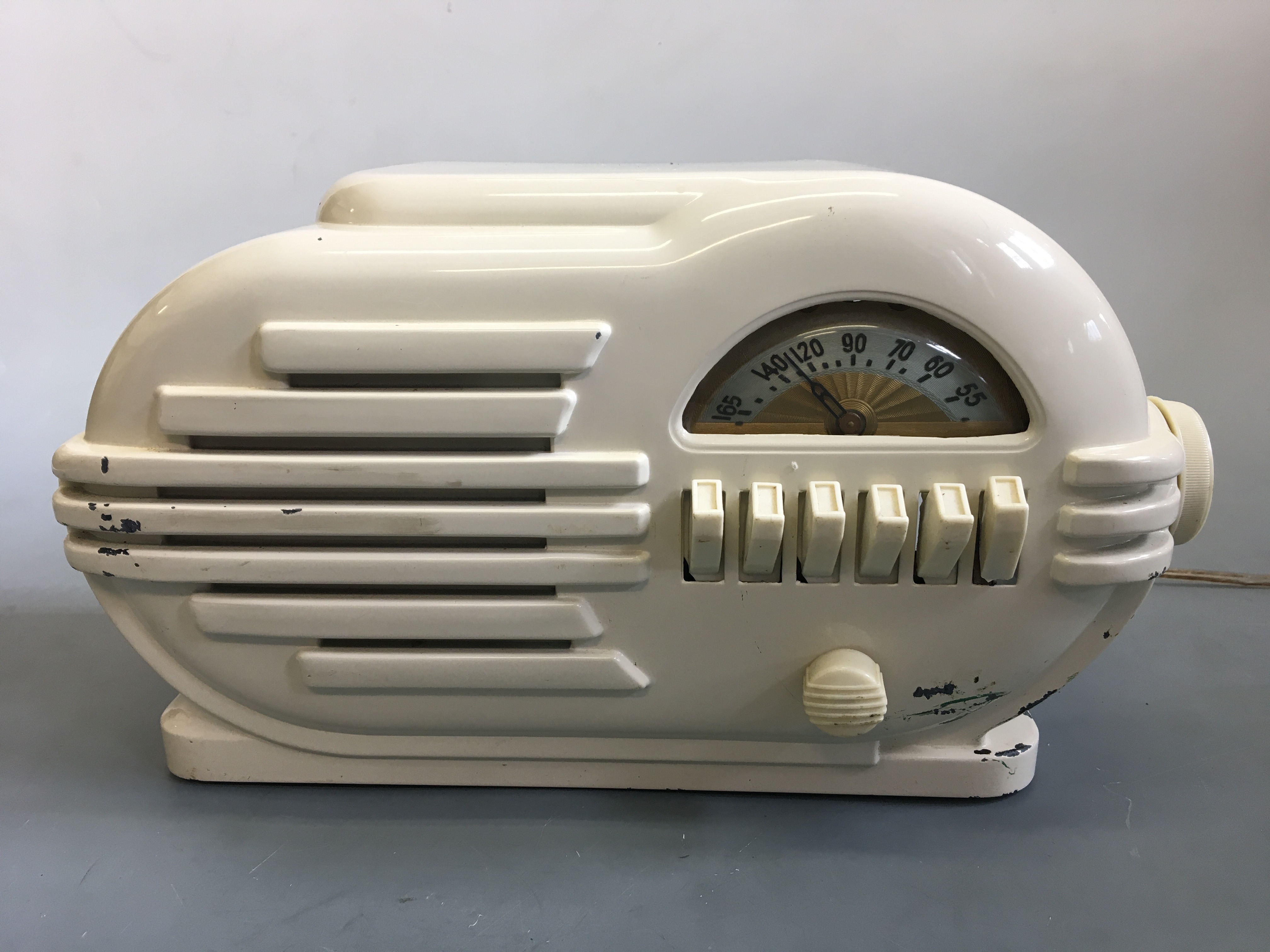 A Belmont 6D111 B cream radio. IMPORTANT: Online viewing and bidding only. No in person collections,