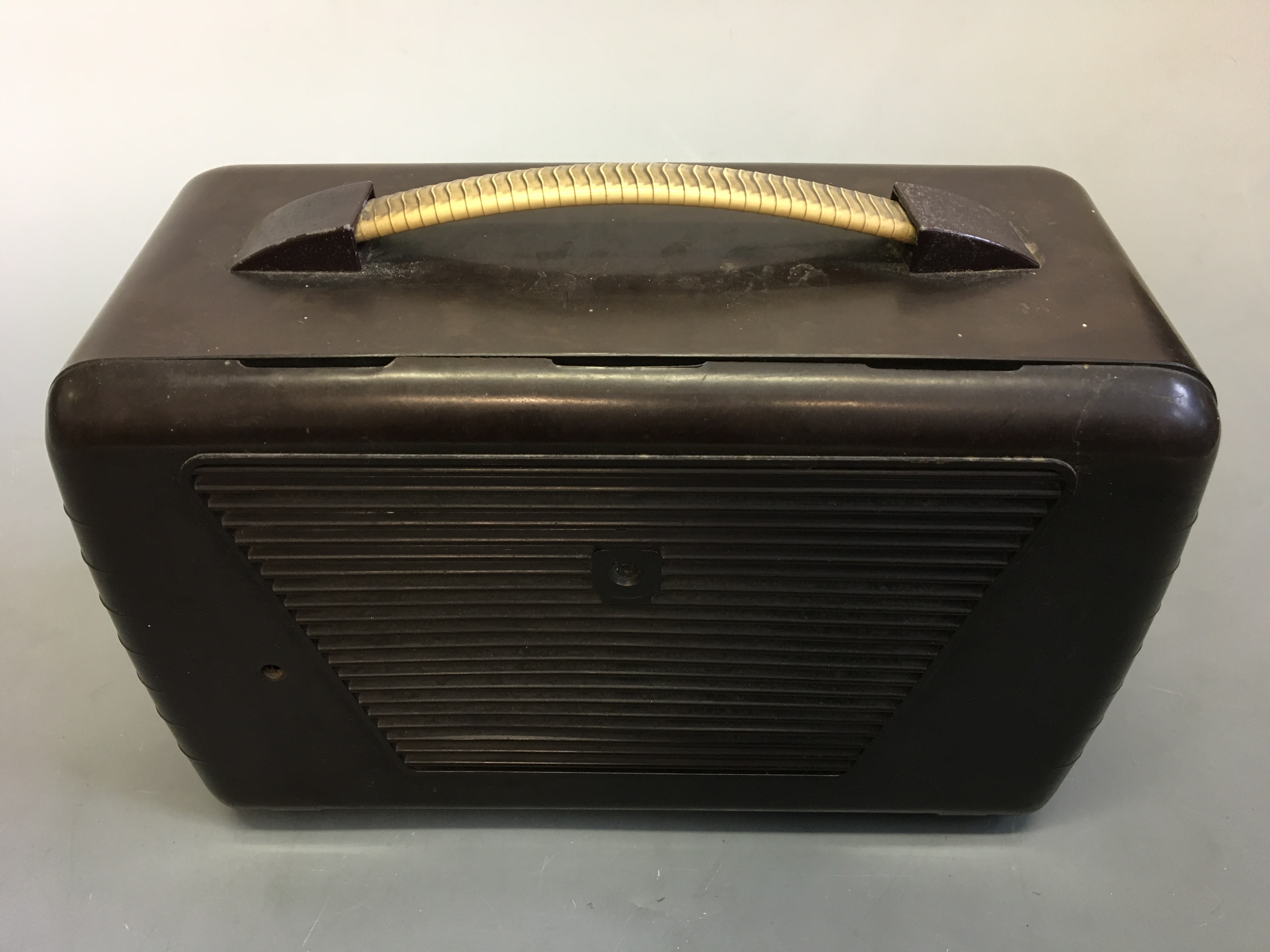 An Ultra Twin cream and brown Bakelite radio. IMPORTANT: Online viewing and bidding only. No in - Image 3 of 4