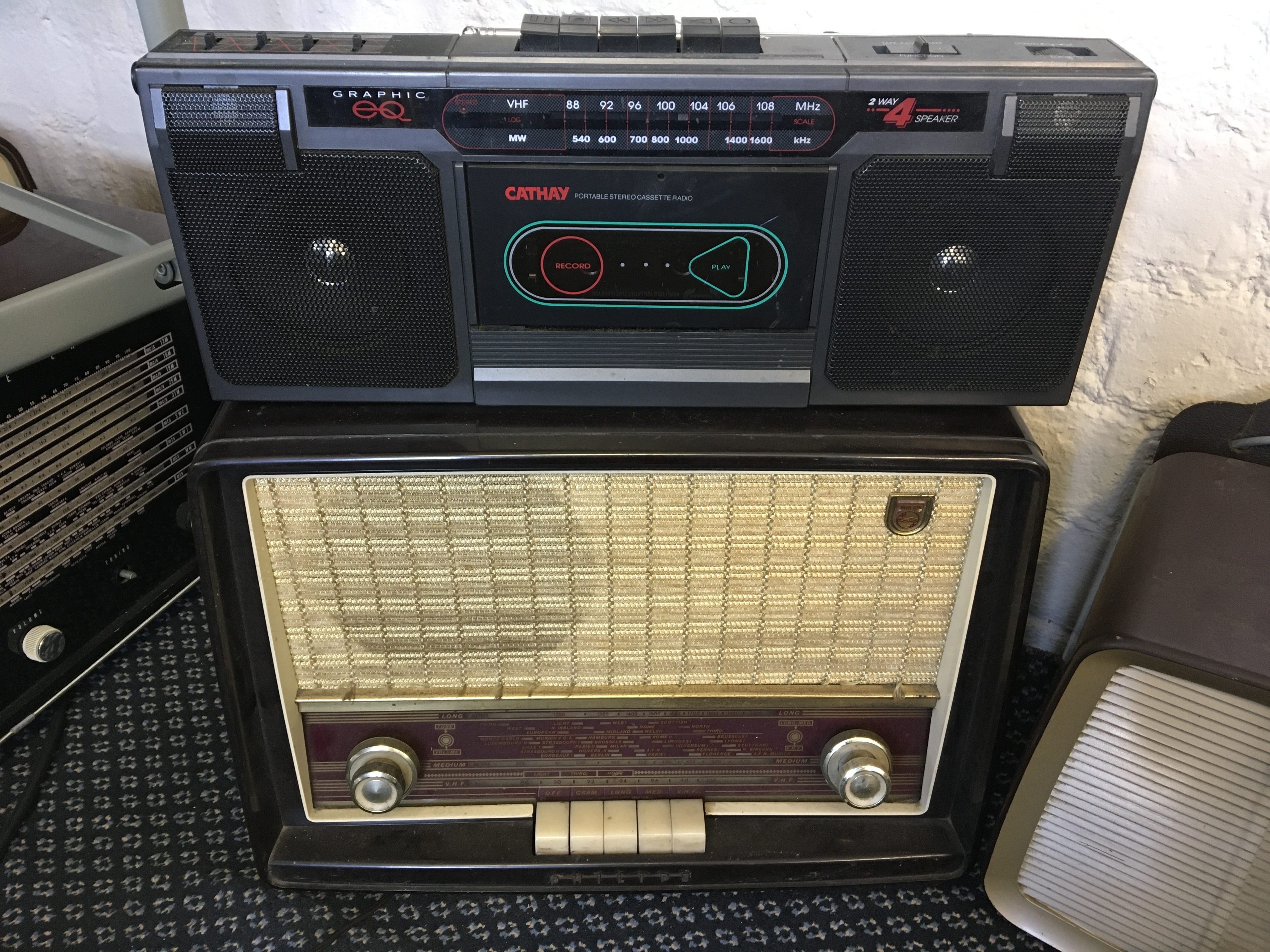 Nine radios, including two Transistors, a Perdio, two Murphy, two Cossor, a Sentorian Grosvenor, a - Image 2 of 8