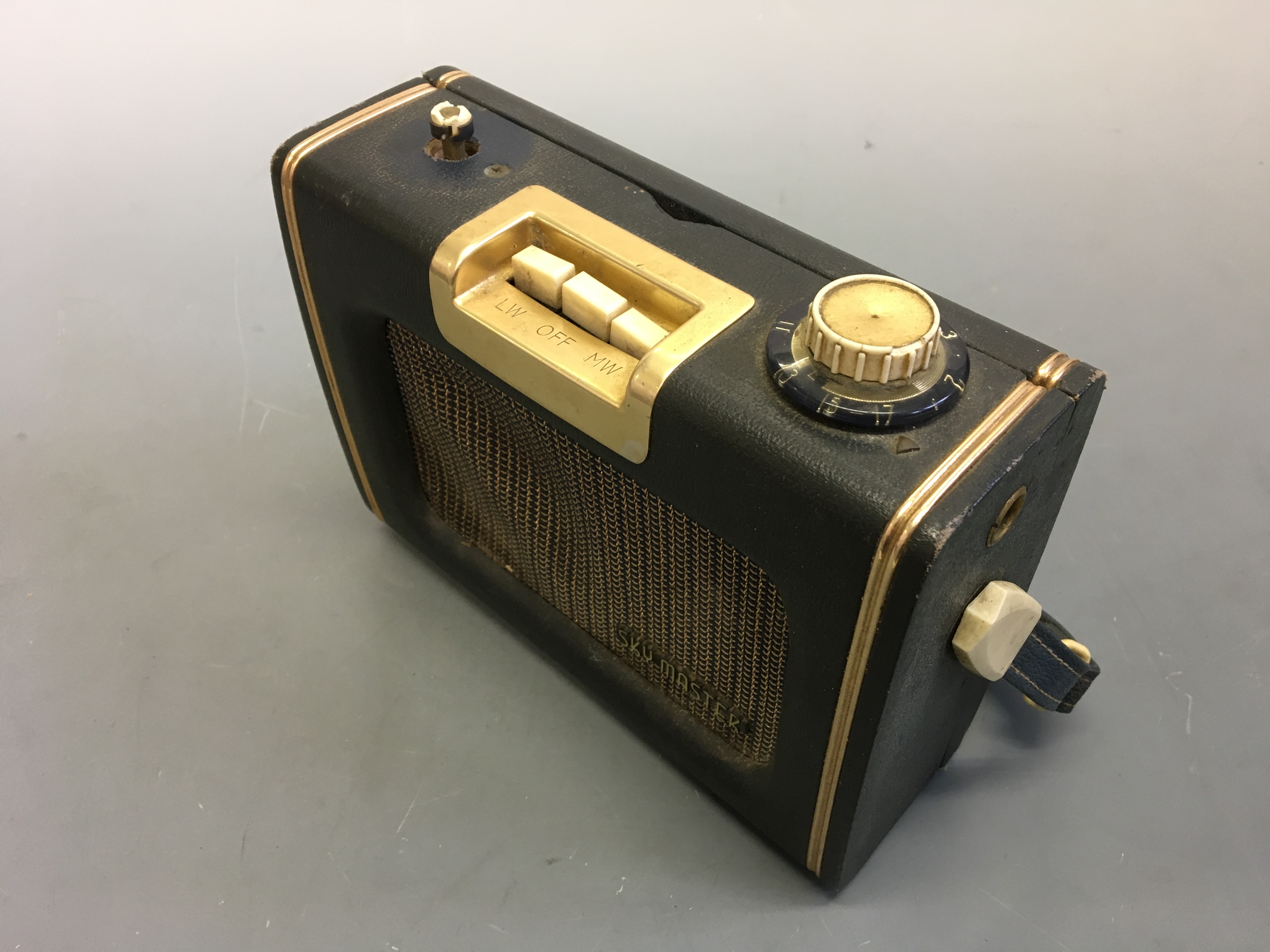 Five radios including blue KB Transistor, two black Roberts, Skymaster and beige Decca Transistor. - Image 5 of 11