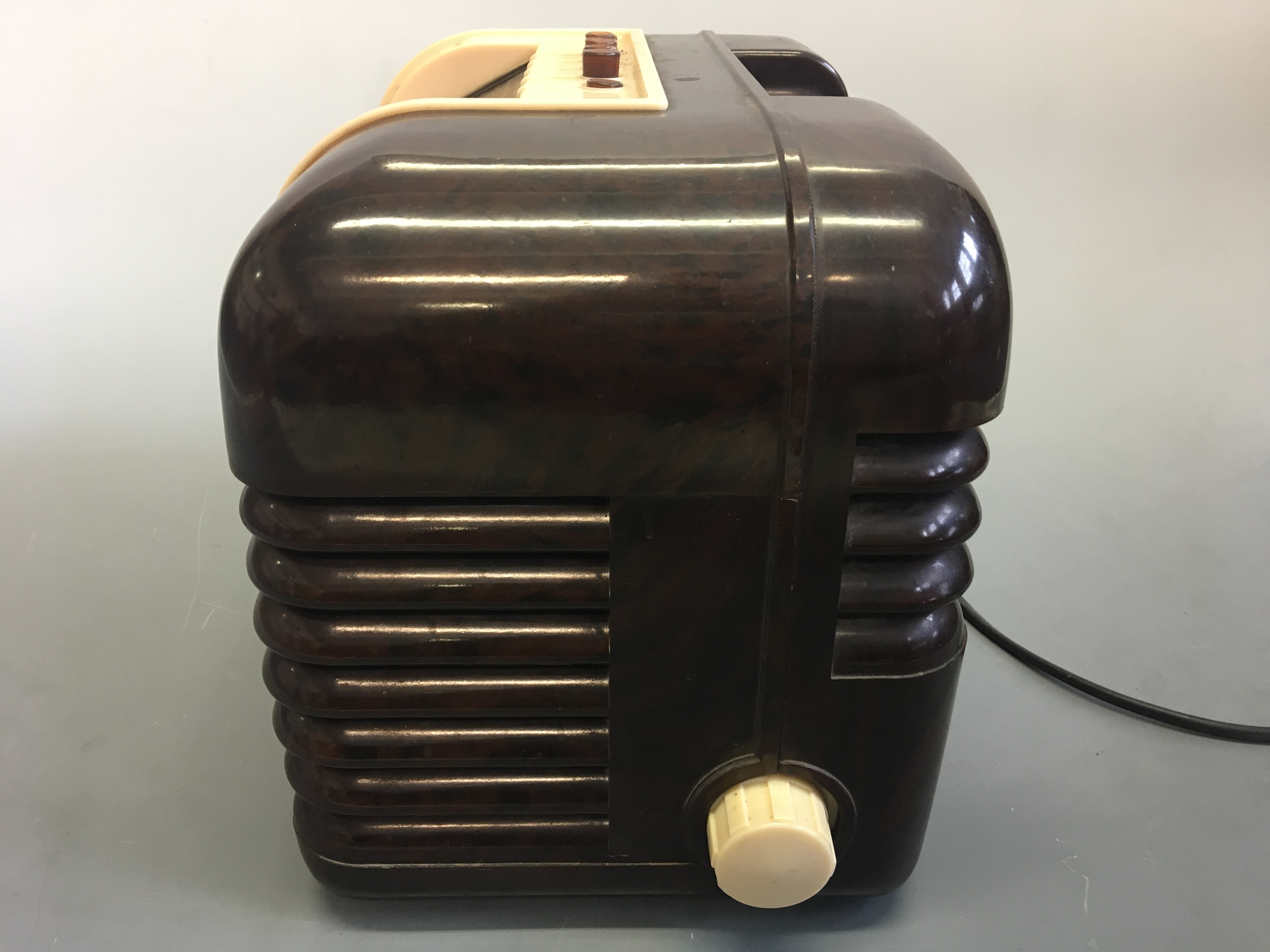 A Bush type DAC 10 brown Bakelite radio. IMPORTANT: Online viewing and bidding only. No in person - Image 6 of 8