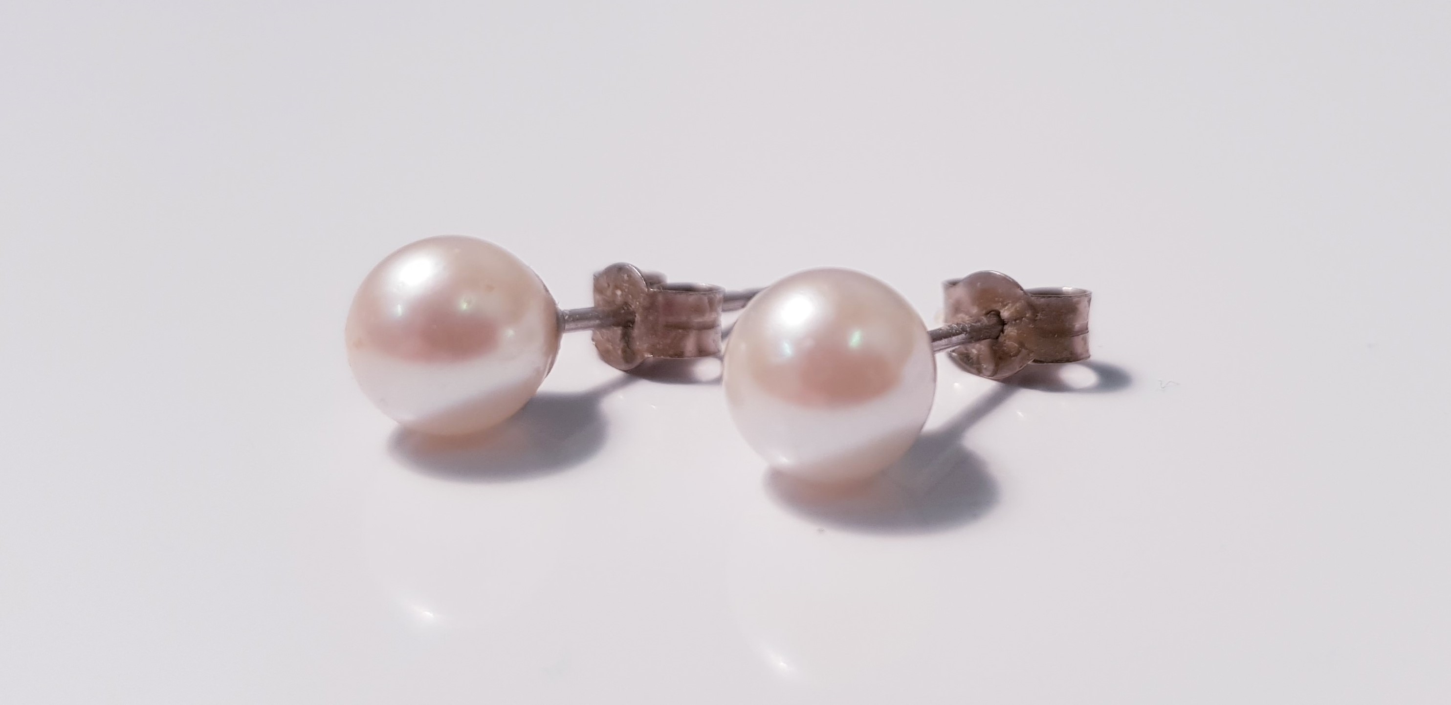 A pair of pearl stud earrings. IMPORTANT: Online viewing and bidding only. No in person collections,