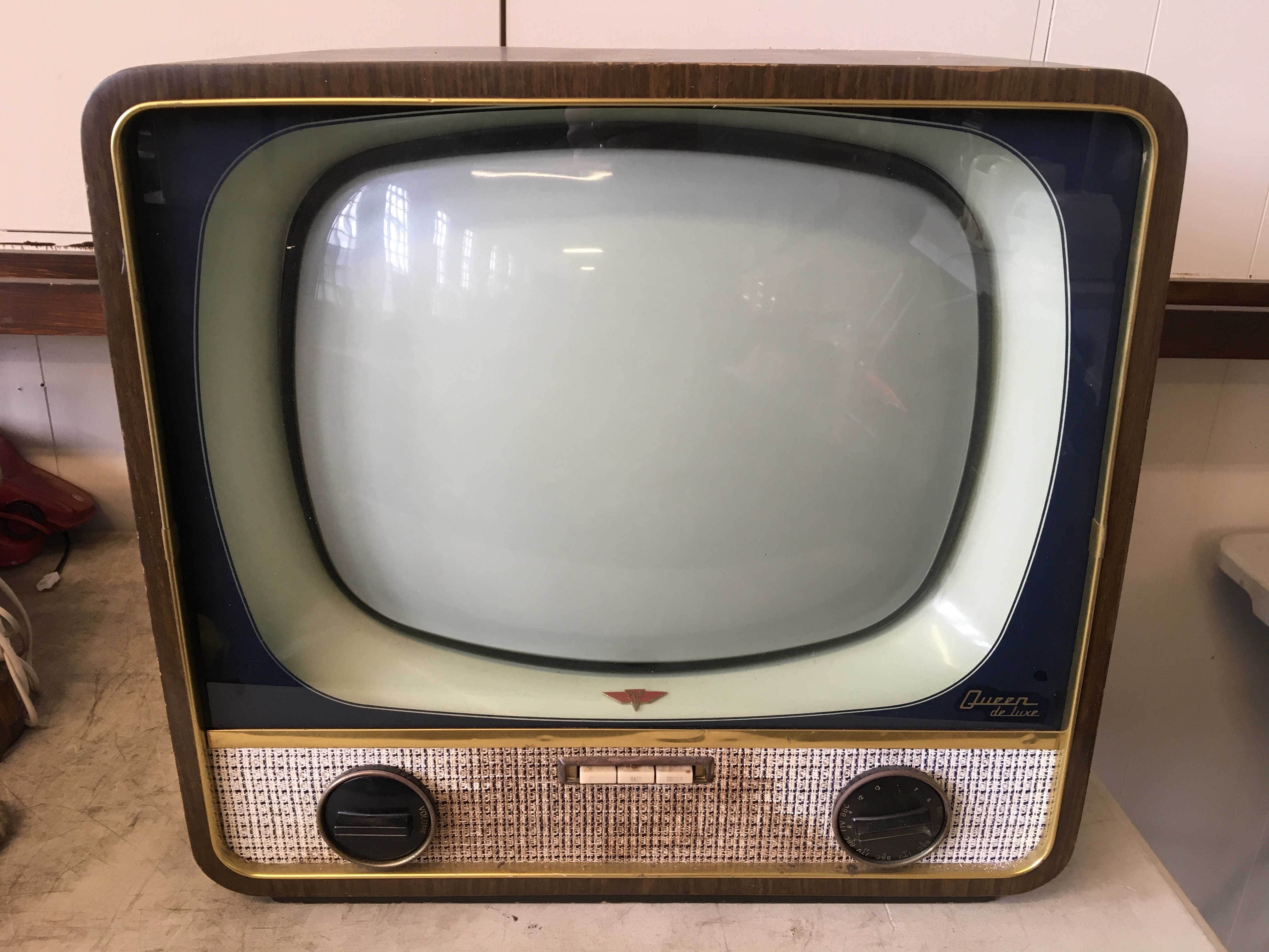 A KB Queen De-Luxe QV 30/1 television. IMPORTANT: Online viewing and bidding only. No in person