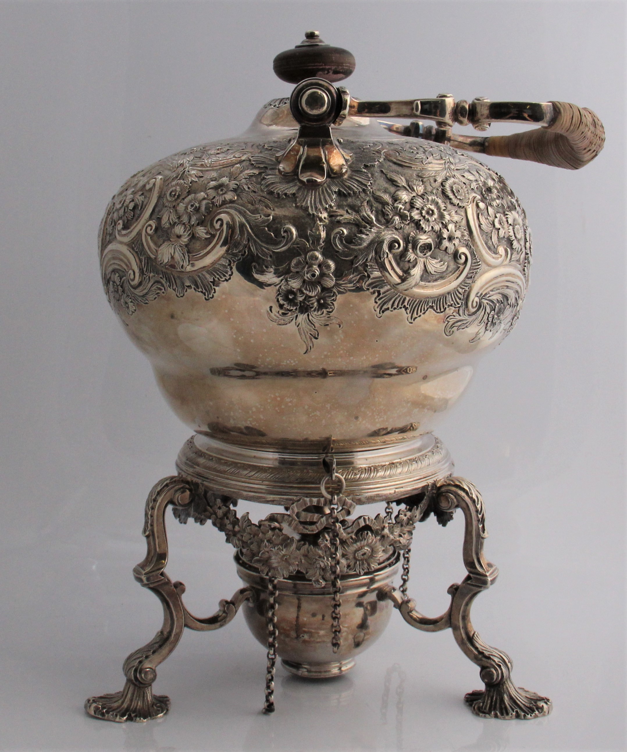 A George II silver kettle - Image 4 of 9