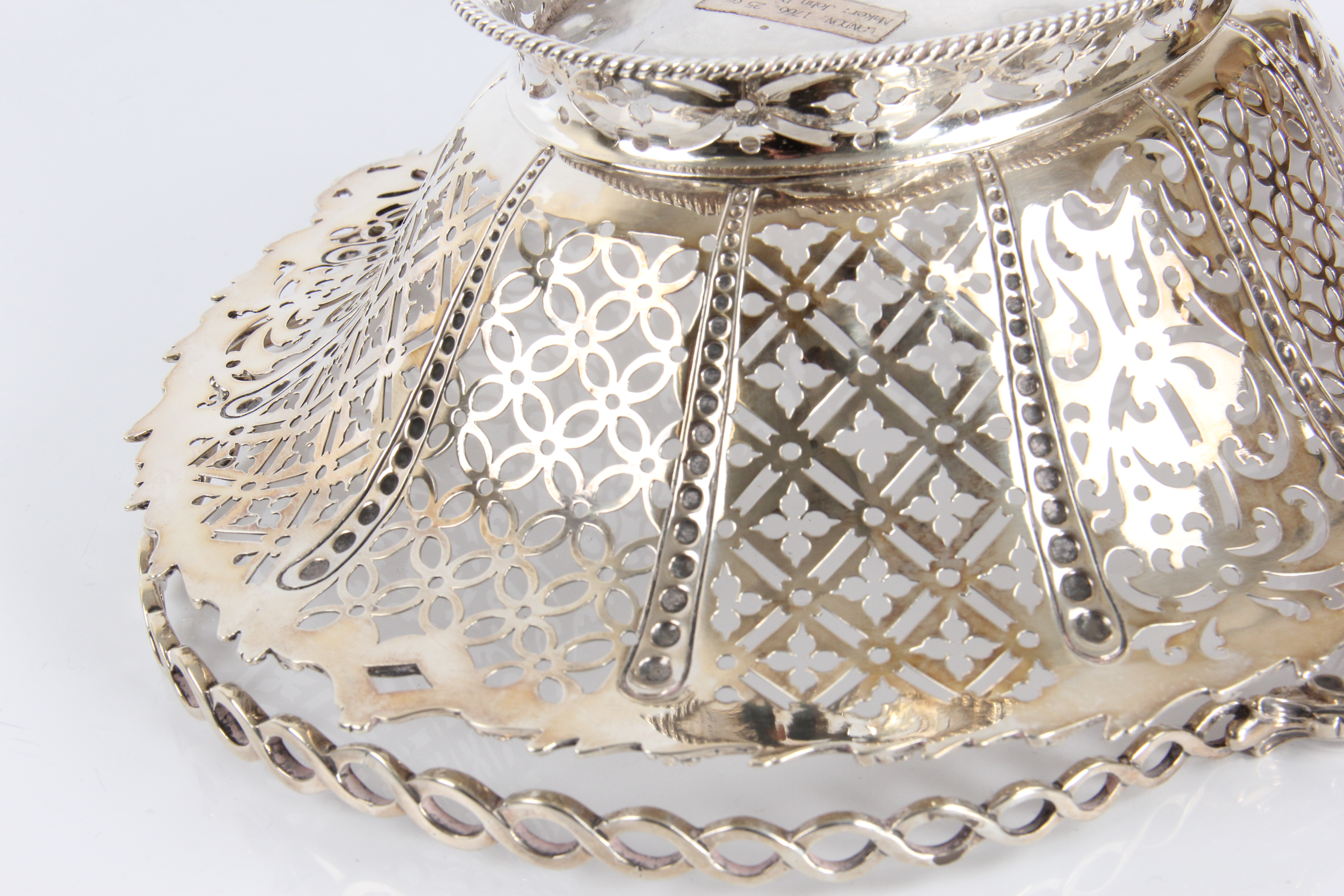 A George IV silver basket with loop handle - Image 4 of 6