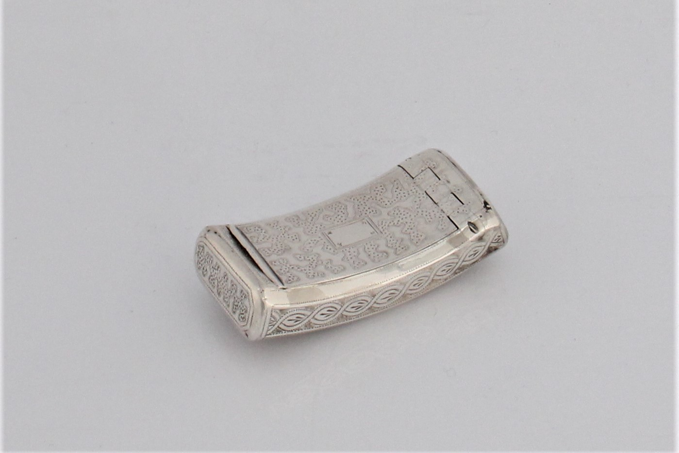 A Georgian silver snuff box with marks for Birmingham - Image 5 of 5