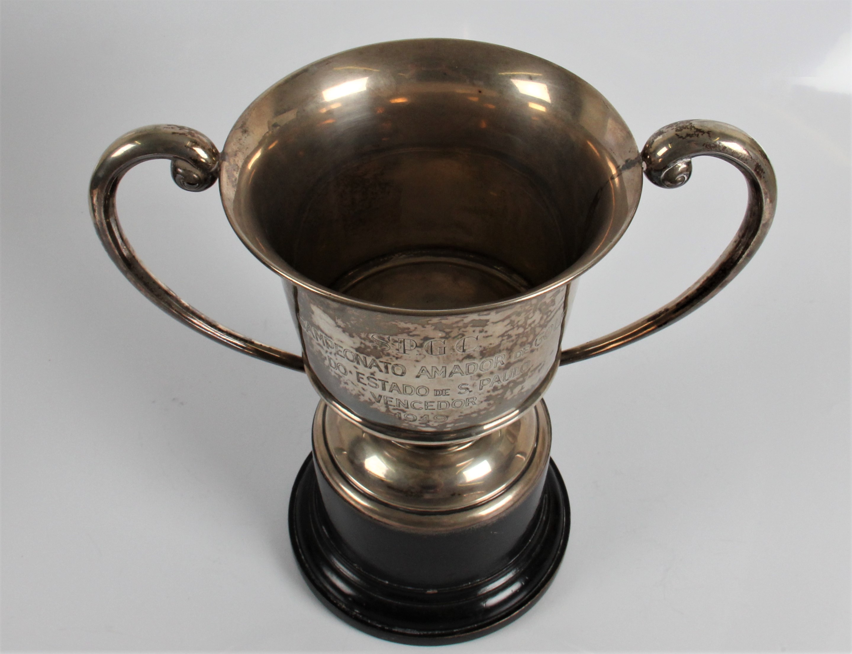 A two handled trophy on stand - Image 3 of 4