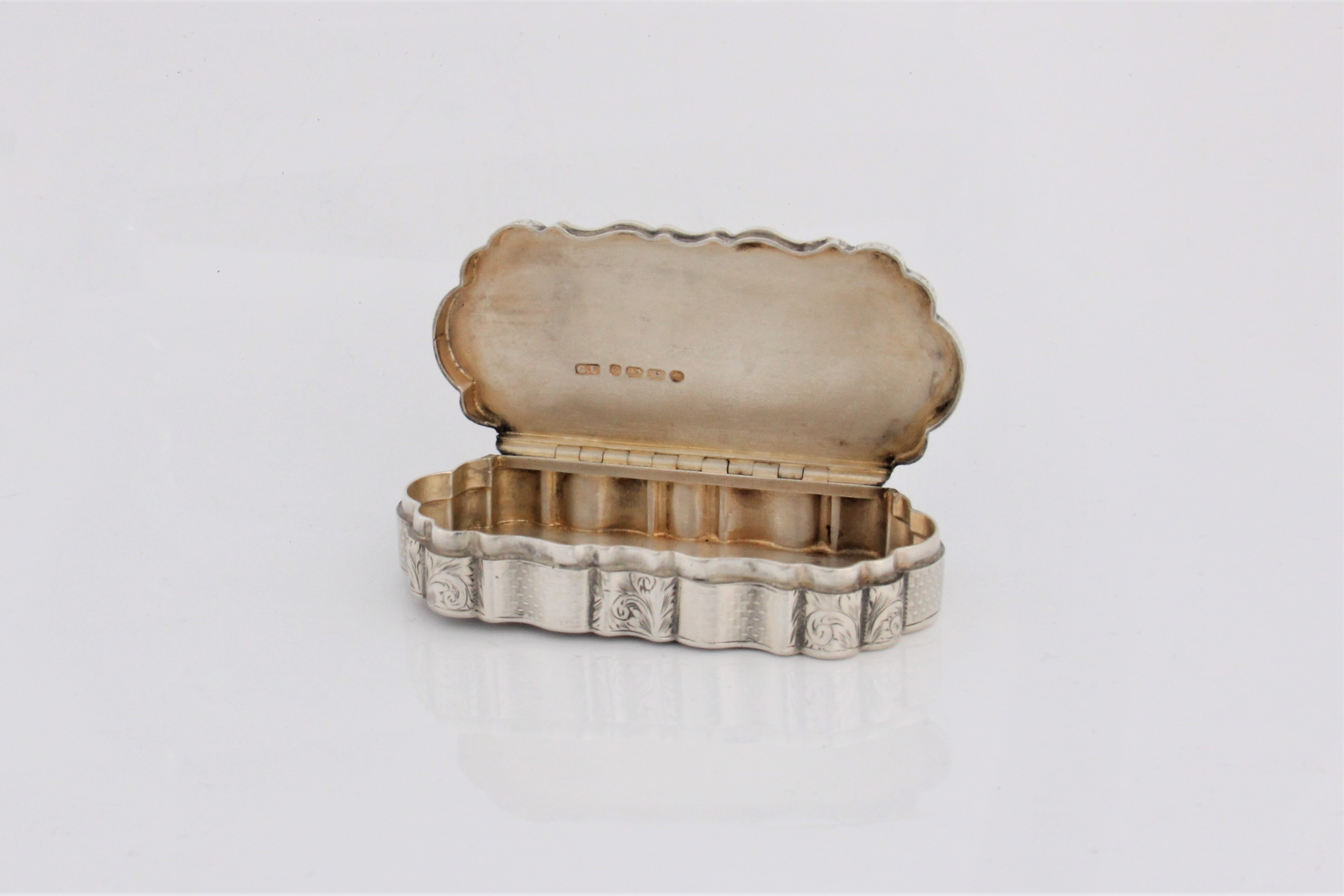 A silver snuff box with marks for Birmingham 1848 - Image 2 of 8