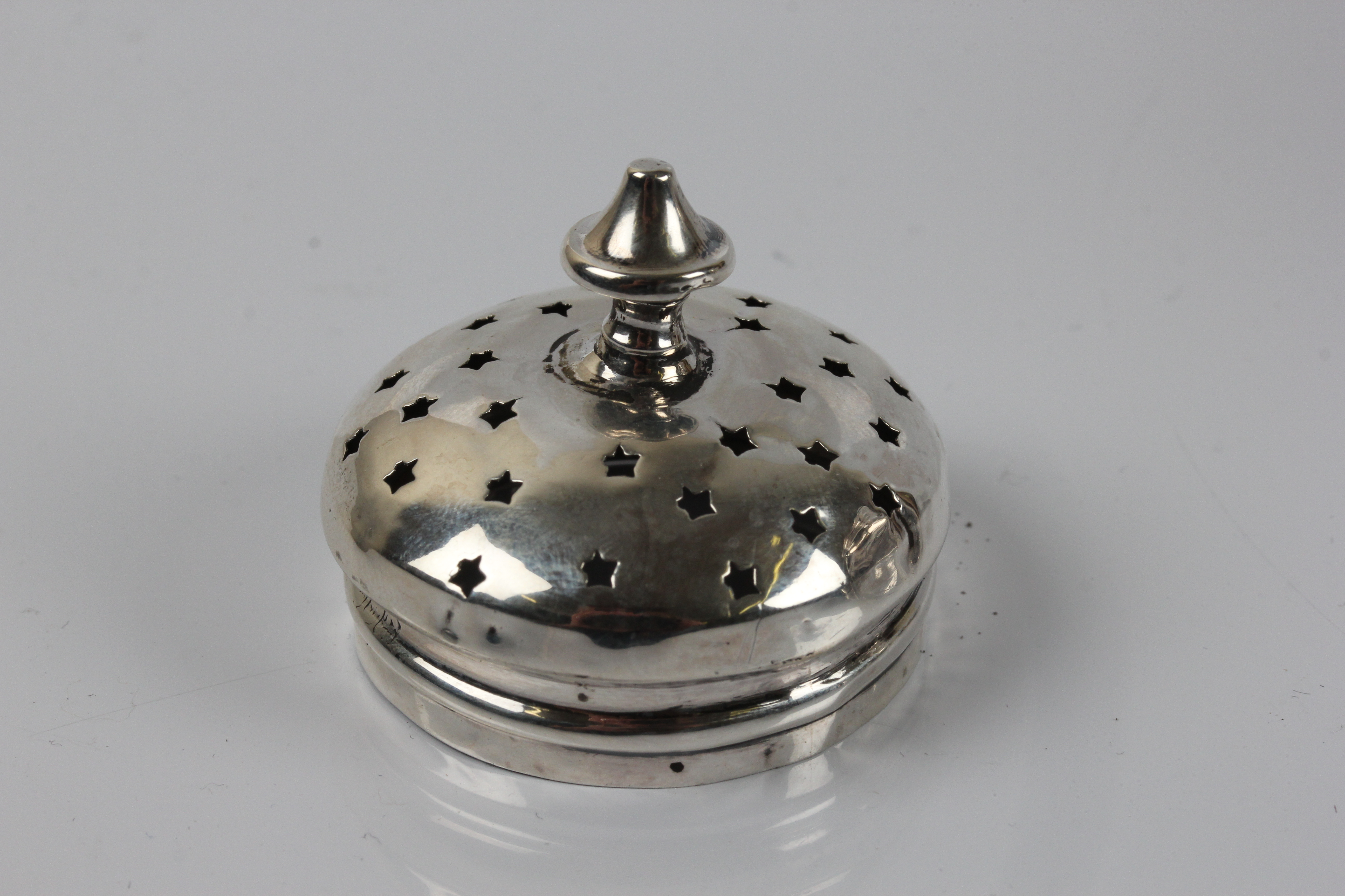 A George II silver pepper pot - Image 3 of 5