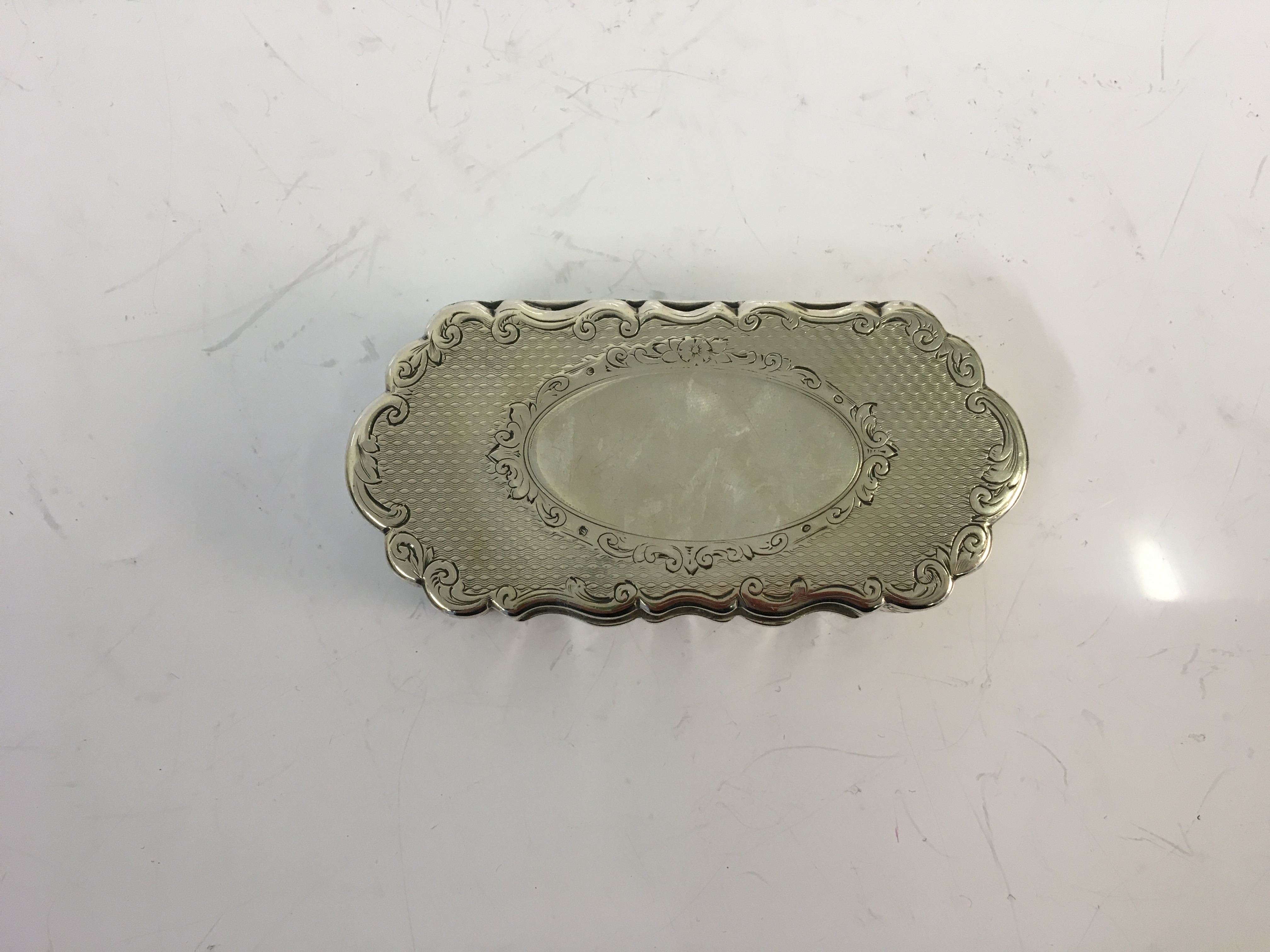 A silver snuff box with marks for Birmingham 1848 - Image 3 of 8