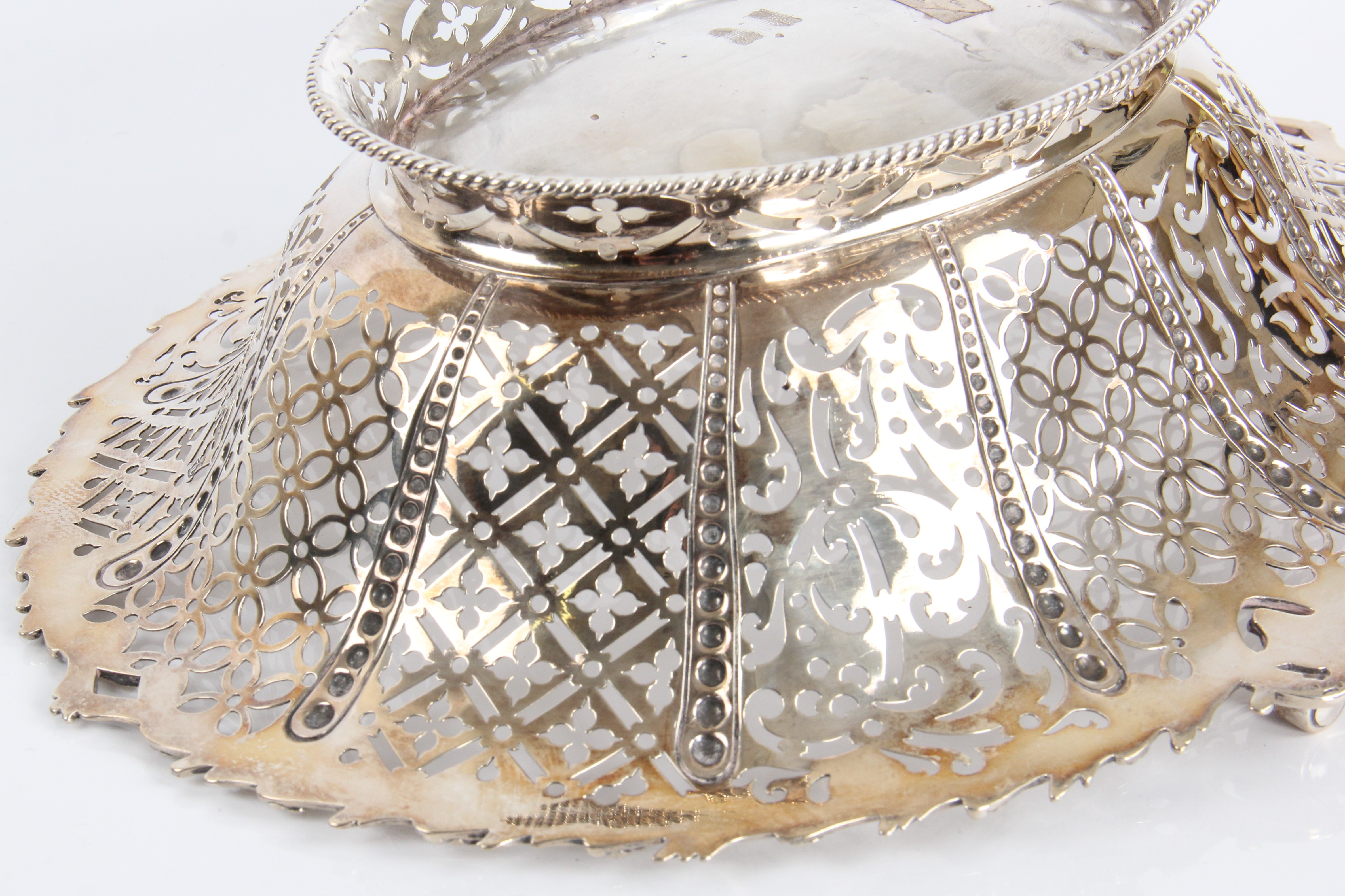 A George IV silver basket with loop handle - Image 2 of 6
