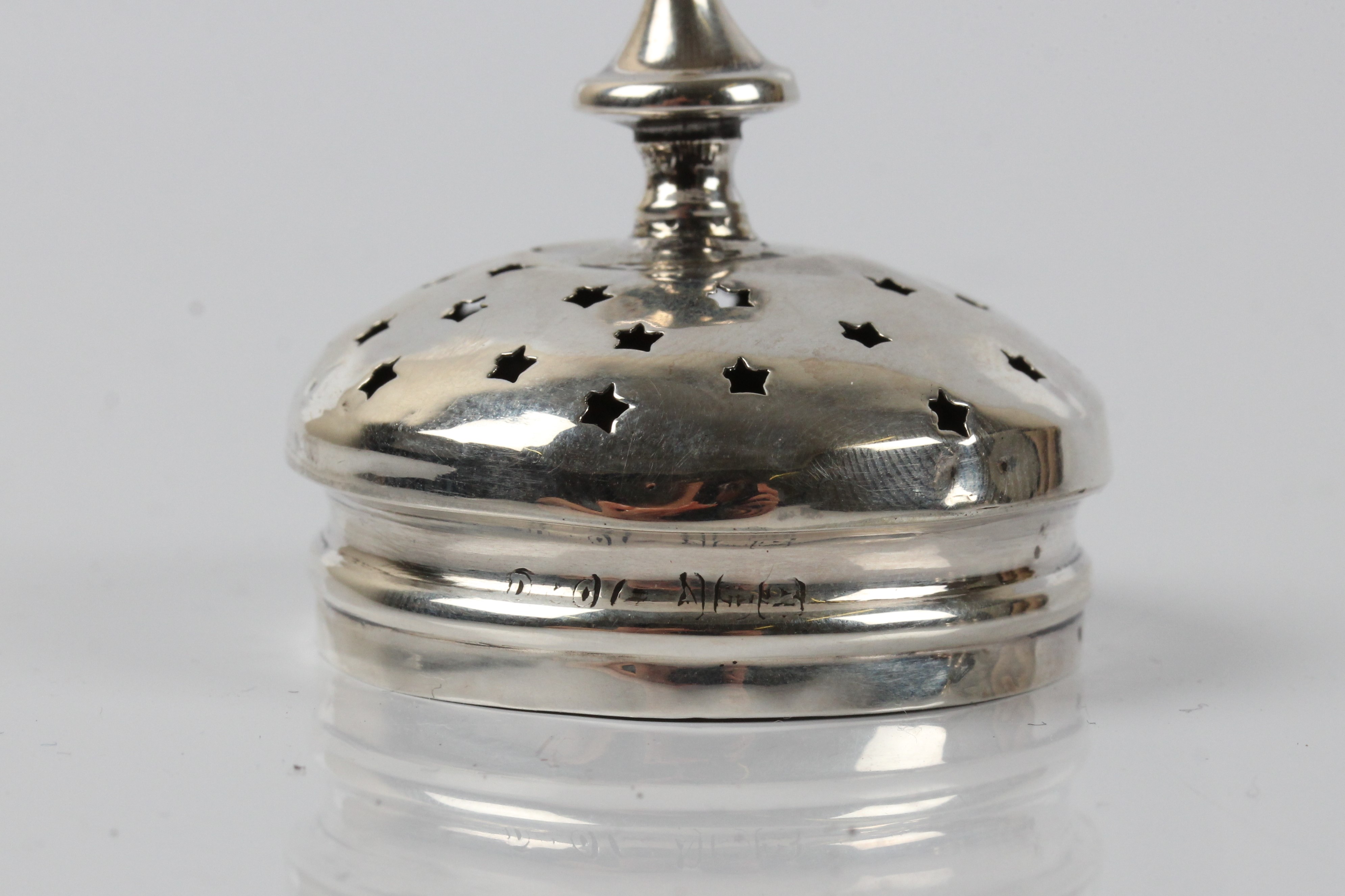 A George II silver pepper pot - Image 5 of 5