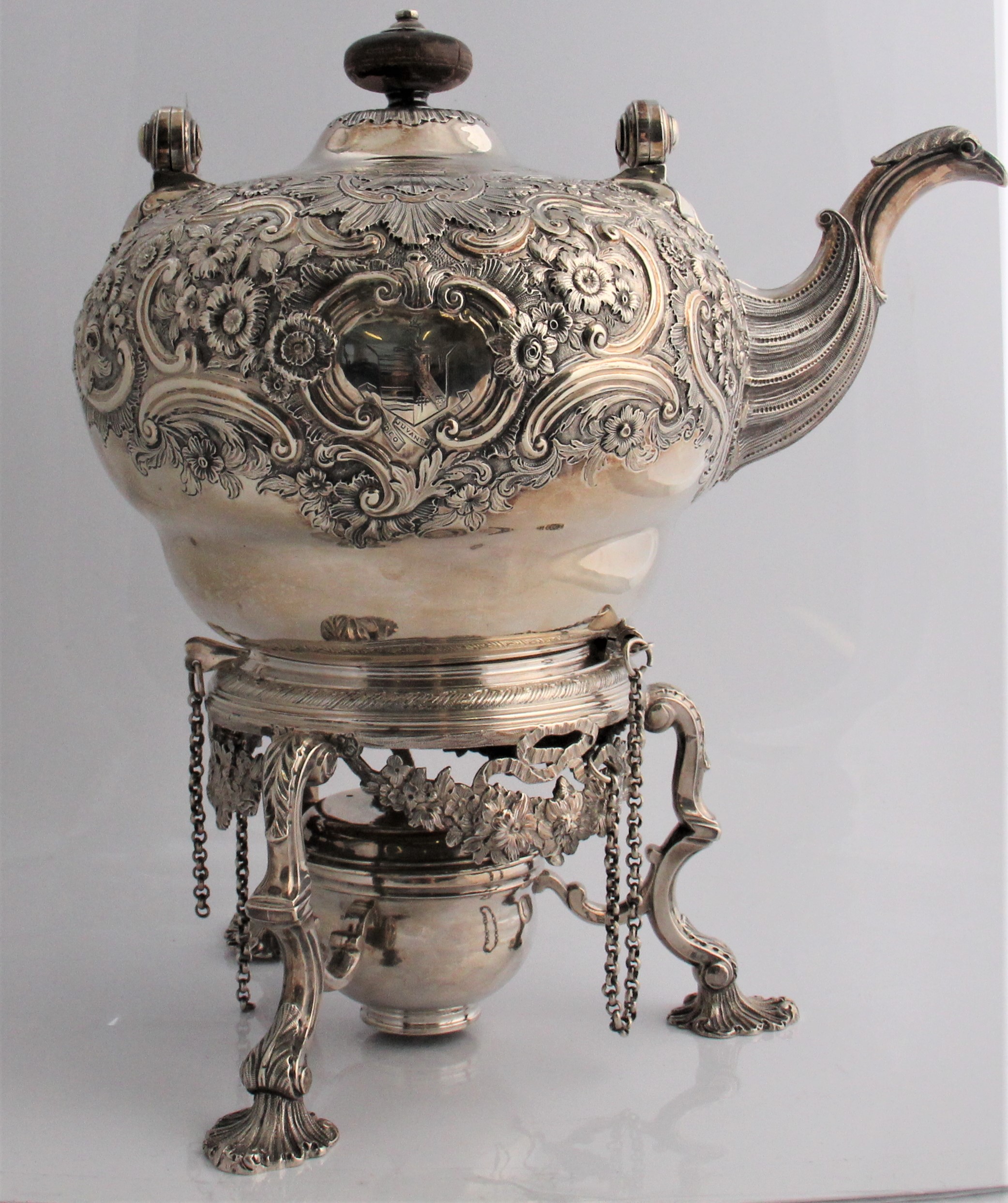 A George II silver kettle - Image 2 of 9