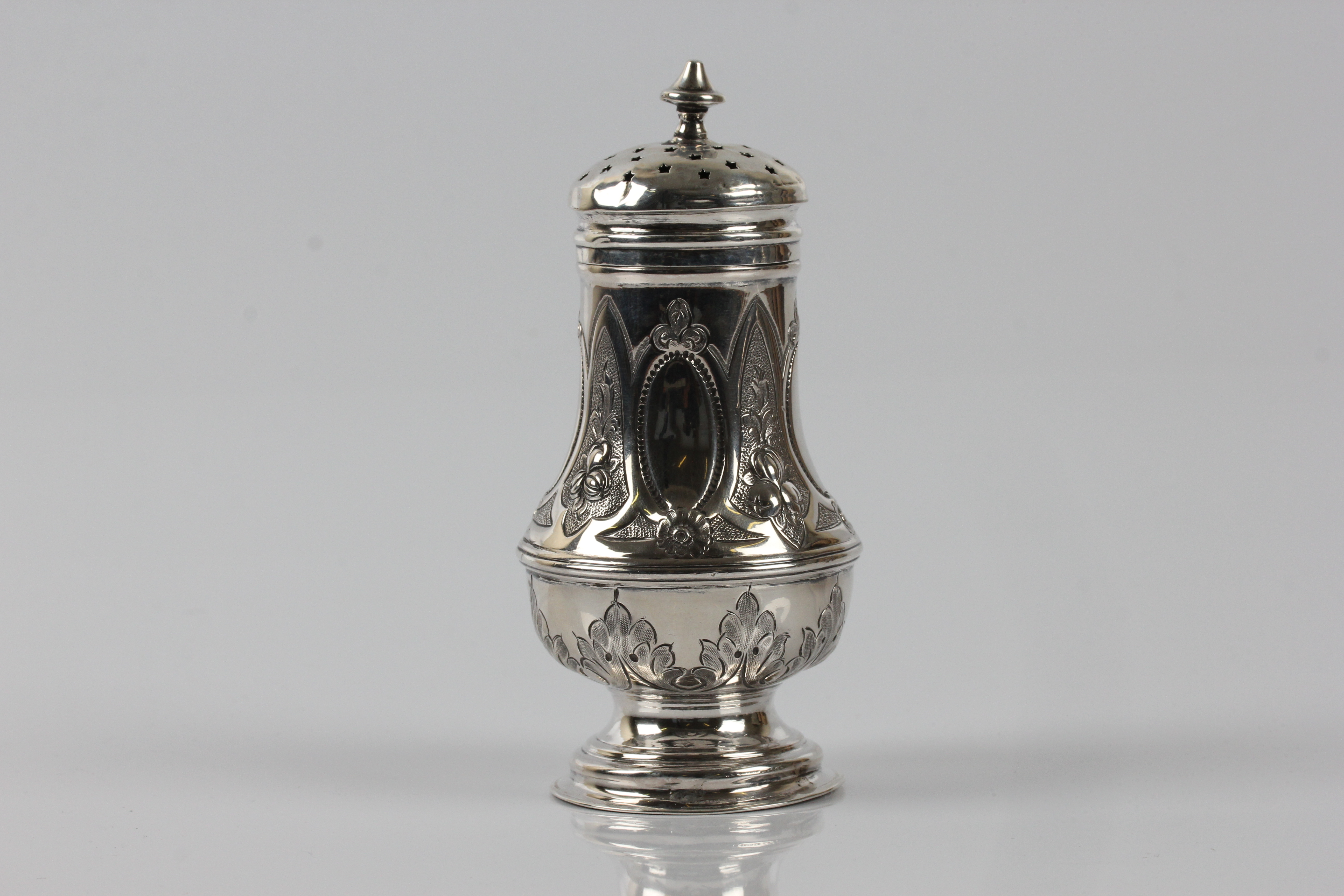 A George II silver pepper pot - Image 4 of 5
