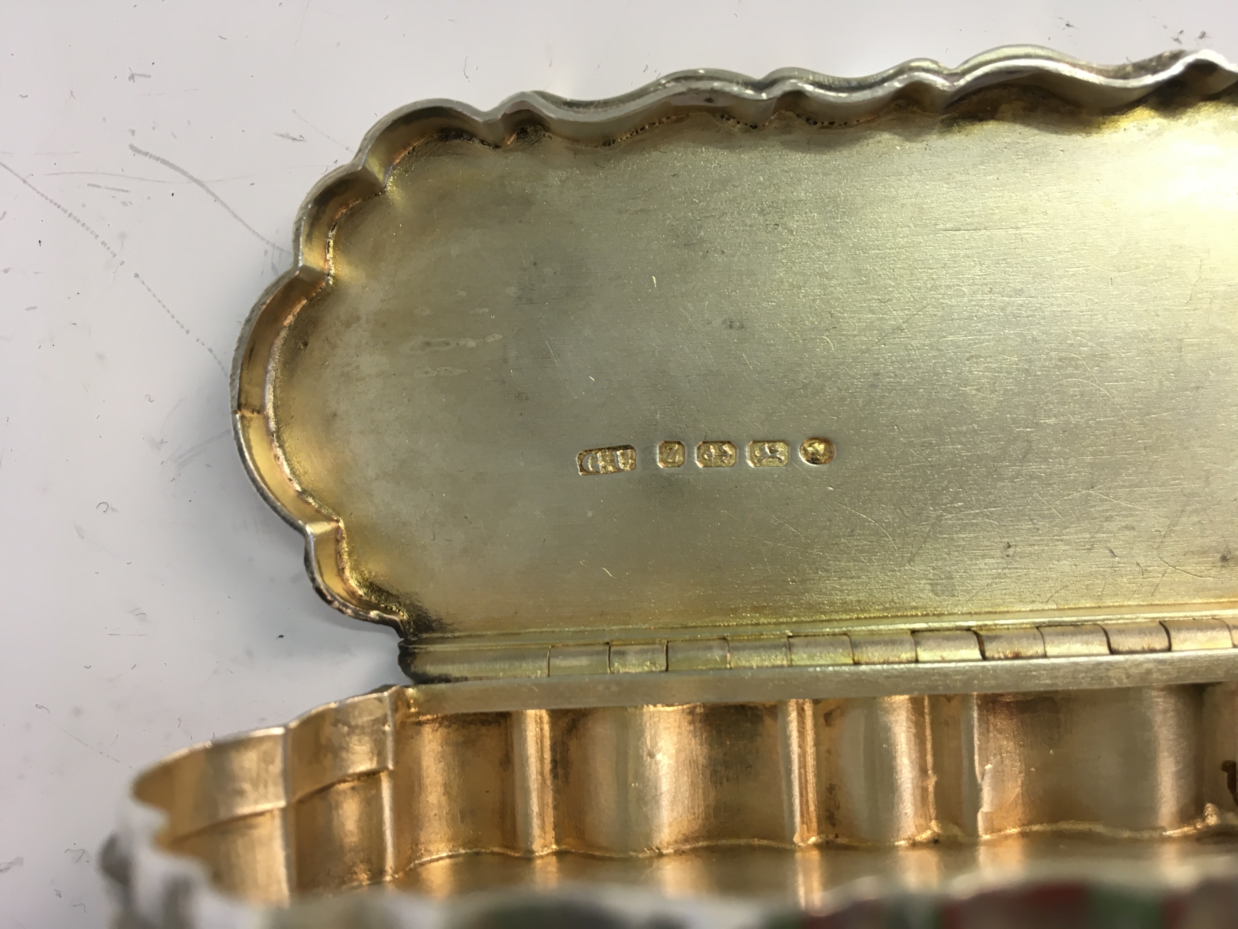 A silver snuff box with marks for Birmingham 1848 - Image 7 of 8