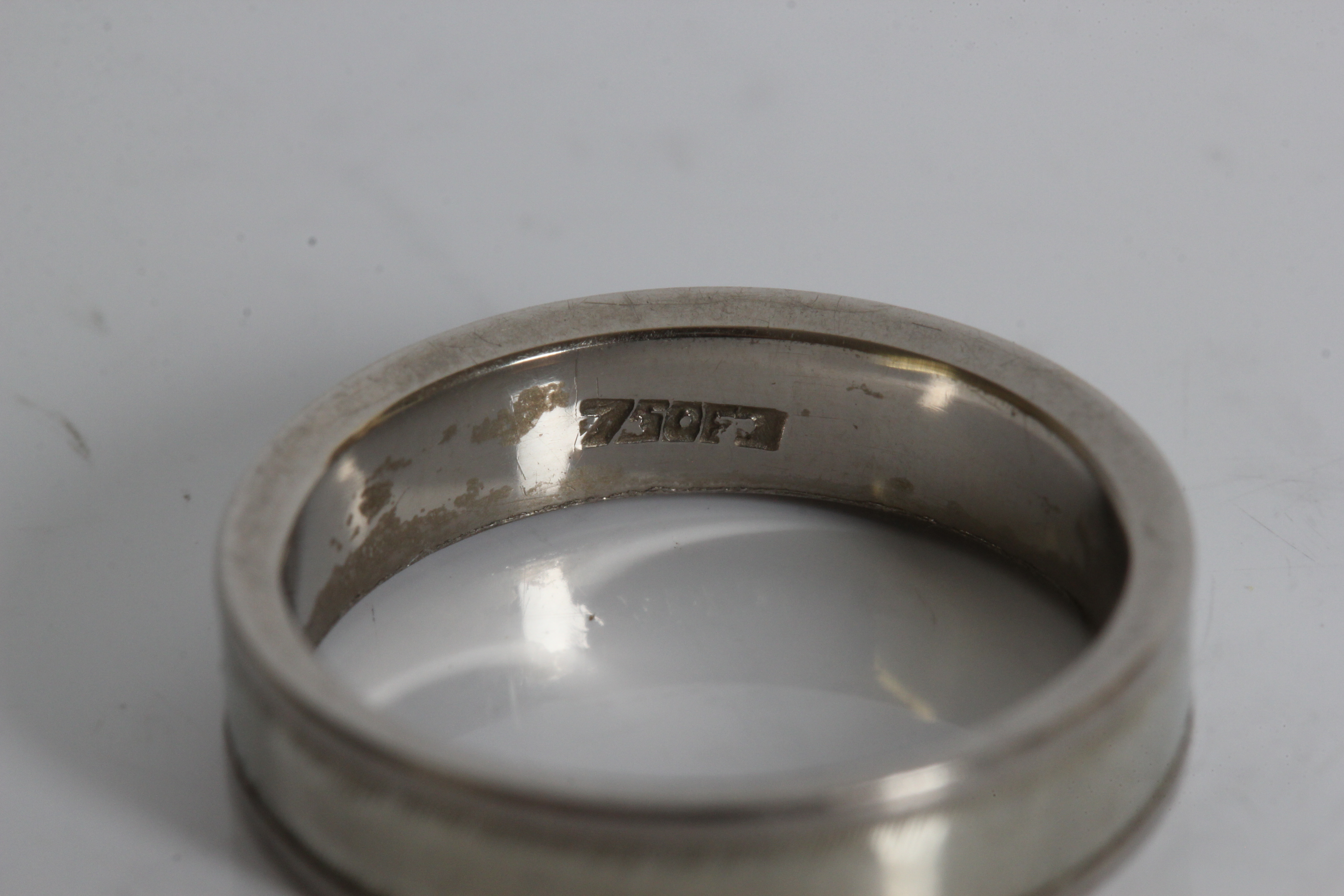 A white gold wedding band ring, marked 750, ring size K 1/2, approx. weight 4.93gms. Online - Image 3 of 4