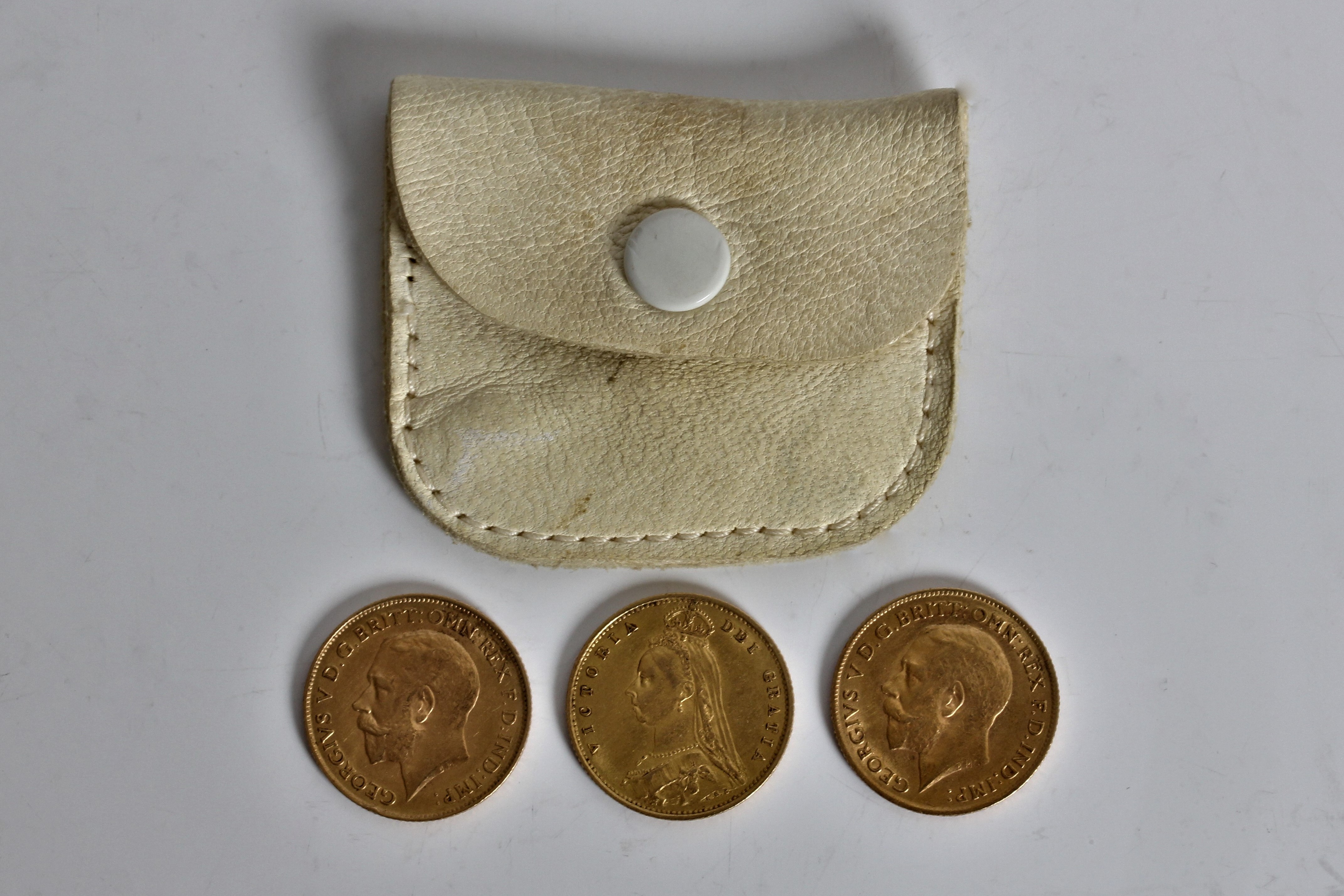 Three half sovereigns, dated1887,1911,1912. Online viewing and bidding only. No in person