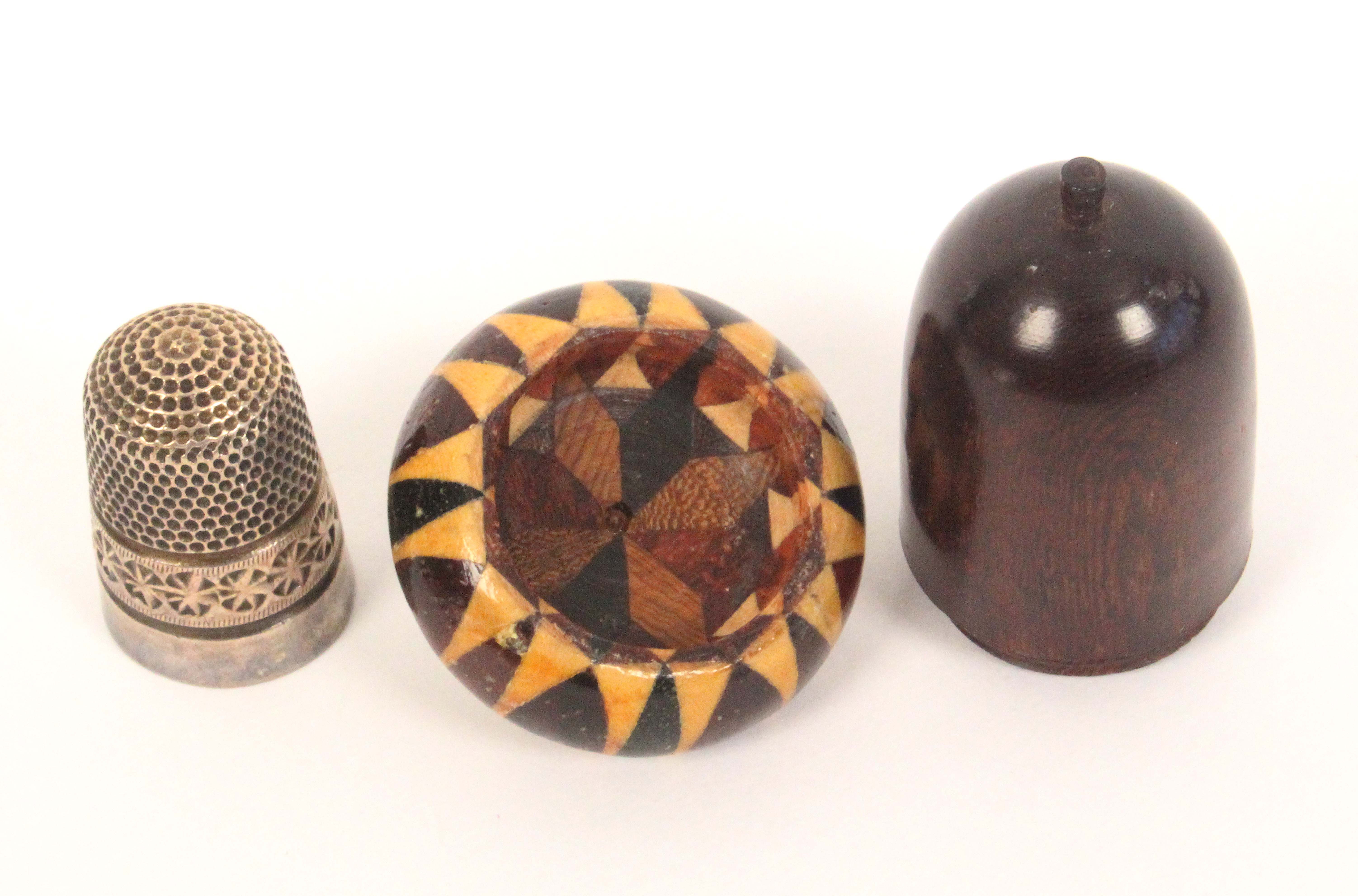 A Tunbridge ware rosewood acorn form thimble case, stick ware top, with a later metal thimble, 5cm. - Image 2 of 2