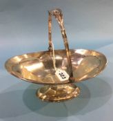 A silver fruit basket, Stewart Dawson & Co. London, 1910. 11.8 ozts