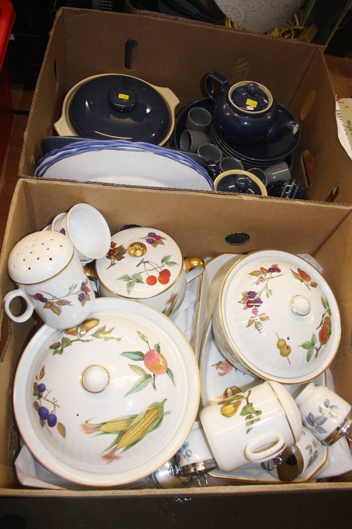 Quantity of Royal Worcester Evesham, Denby and 4 Colefax and Mason plates.