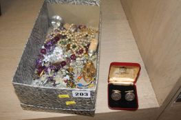 Quantity of costume jewellery