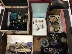 Tray of costume jewellery