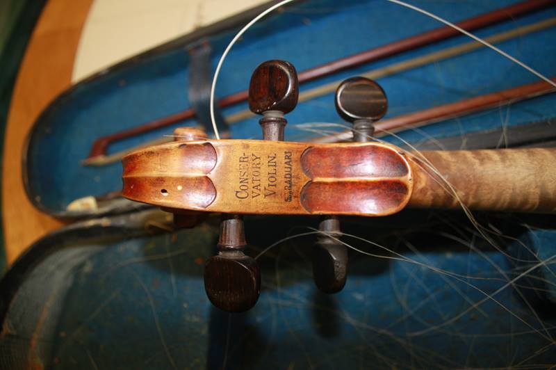 A violin in a case - Image 2 of 16
