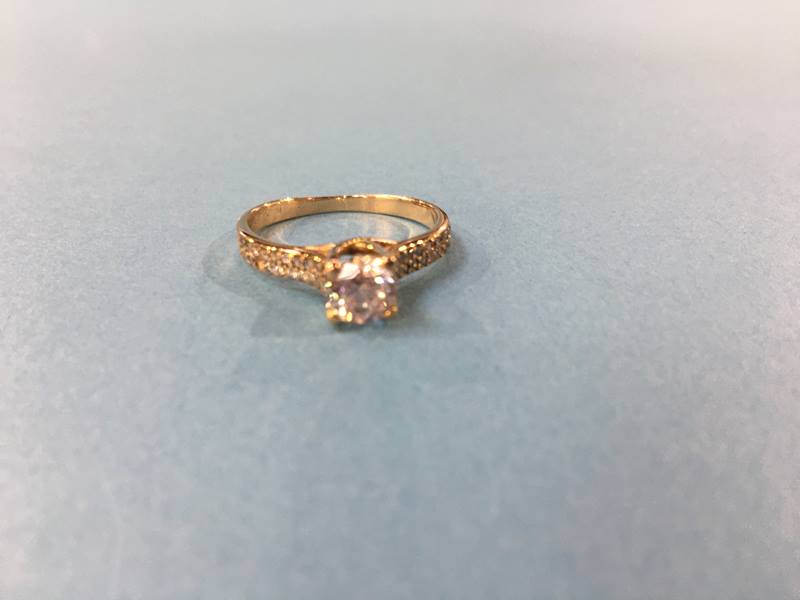 An 18ct gold ring set with cubic zirconia, size 'L', 2.7g