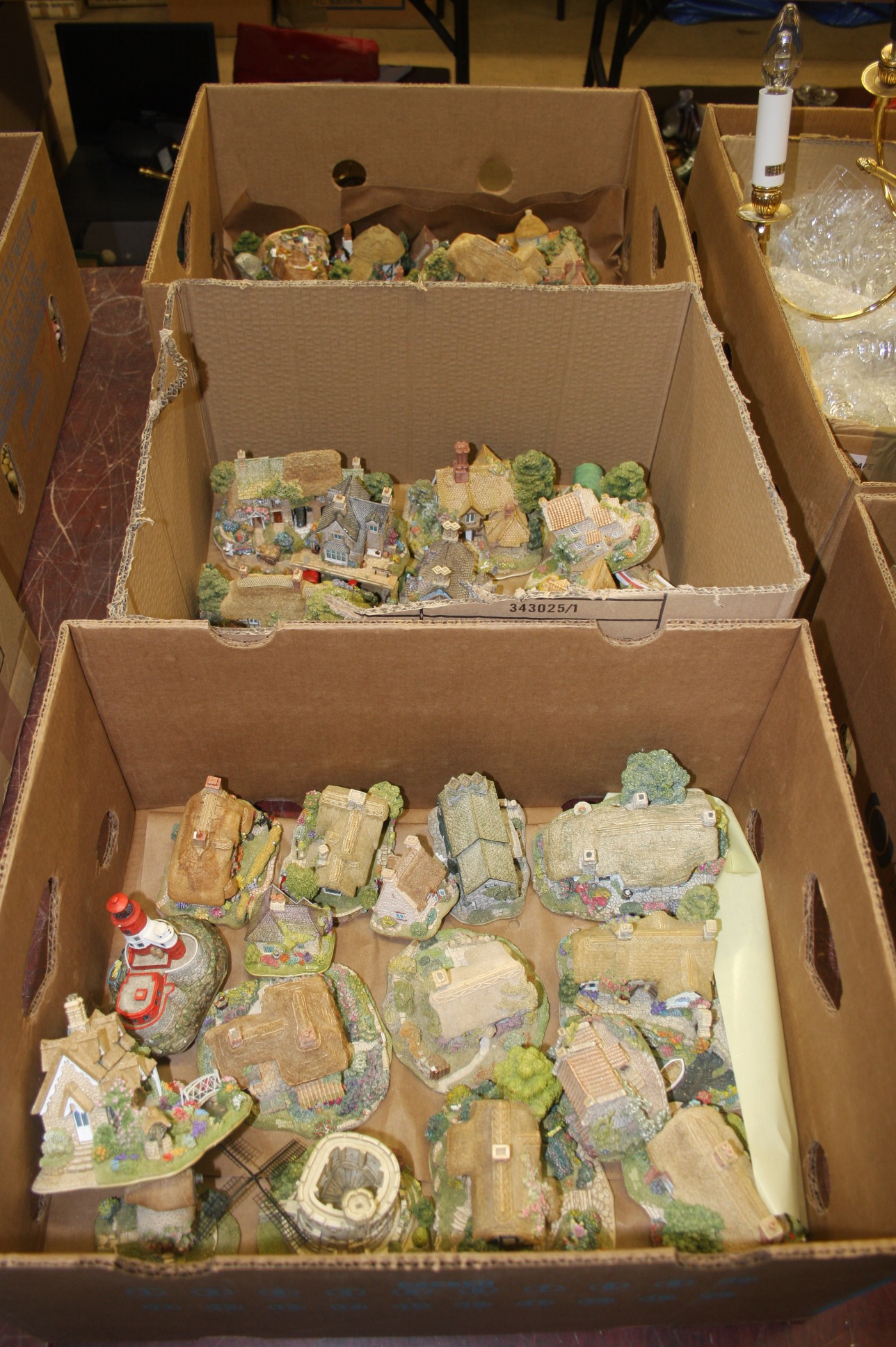 Large quantity of Lilliput Lane cottages (Aprrox 49)