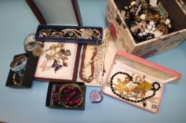 Tray of assorted costume jewellery