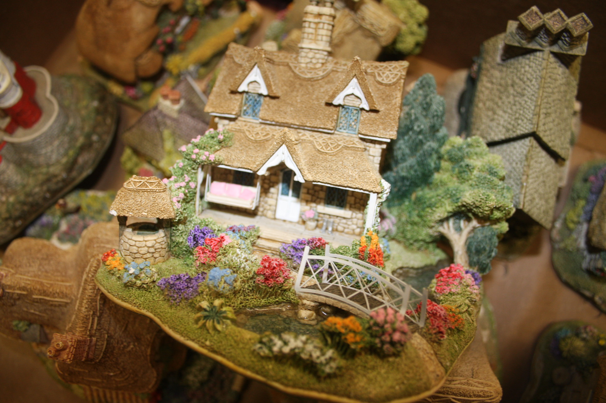 Large quantity of Lilliput Lane cottages (Aprrox 49) - Image 3 of 5