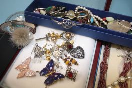 Quantity of costume jewellery