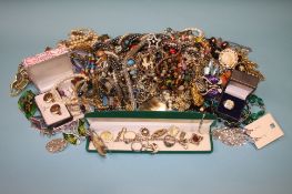 Quantity of costume jewellery