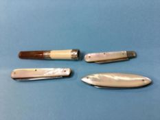 Three mother of pearl fruit knives and a sliver mounted cheroot holder