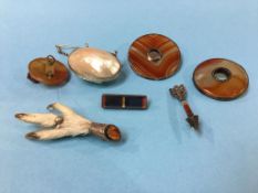 Various Agate brooches etc.