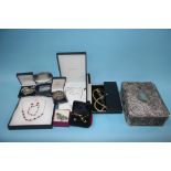 Assorted jewellery including silver