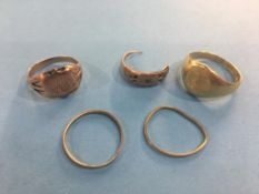 An 18ct gold signet ring, an 18ct gold ring, 7.1g and three other unmarked rings