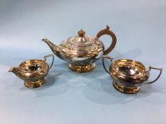 A silver three piece tea set, R. F. Mosley and Co. Sheffield, 1932, 32ozt