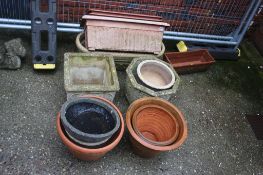 Quantity of plant pots and planters