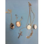 9ct gold lockets, pendant, a '9k' mounted cameo etc.