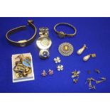 Quantity of costume jewellery