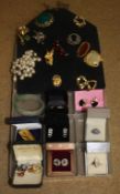 Quantity of costume jewellery