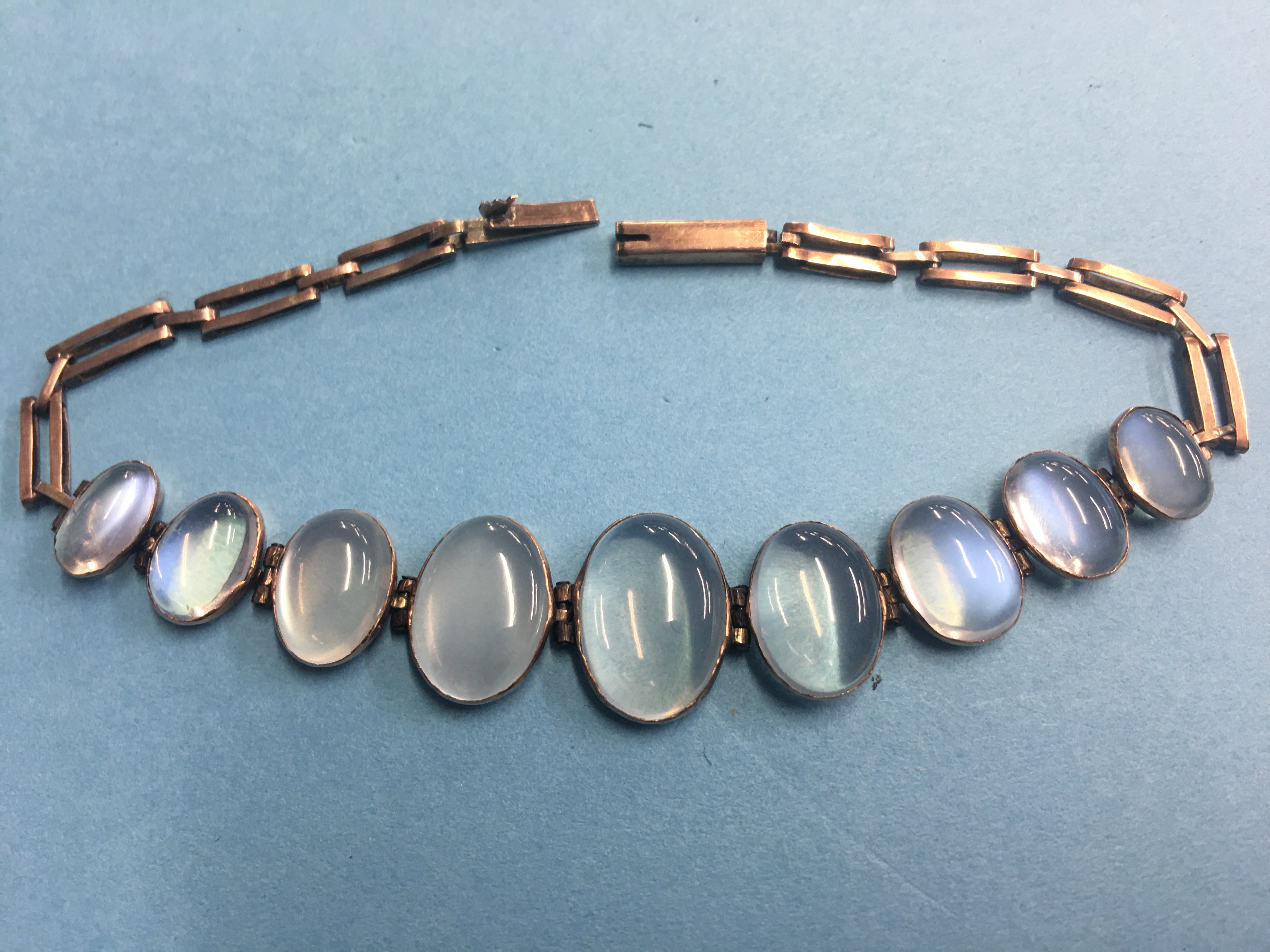 A yellow metal bracelet set with graduated opaque stones - Image 2 of 2