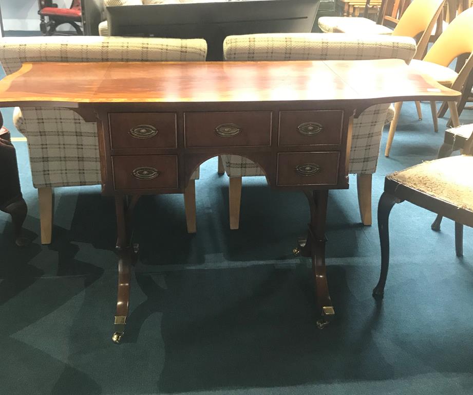 A good quality Charles Barr mahogany sofa table, 122cm wide extended, 46cm deep