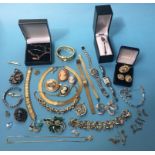 Quantity of costume jewellery