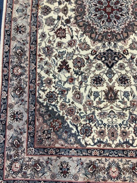 A good quality Persian cream ground rug, 128cm x 110cm - Image 3 of 4